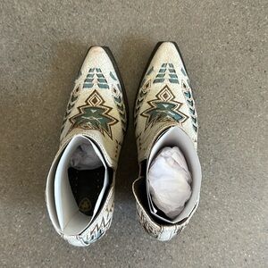 Ariat Dixon Aztec Boots size 7.5 Only worn a couple times great condition